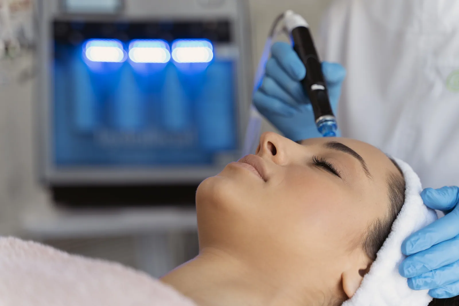 Close-up van een hydraderm-apparaat op de huid van een gezicht